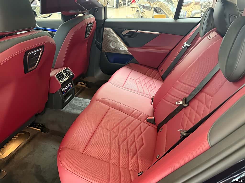 BMW 5 Series, 2025 10