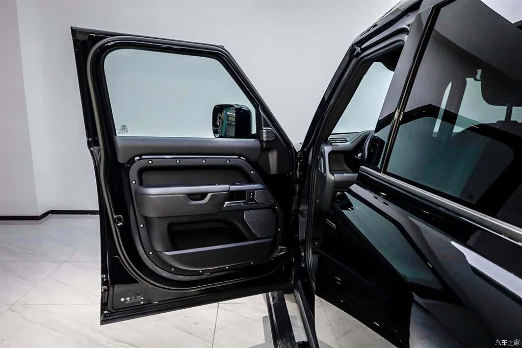 Land Rover Defender, 2023 7
