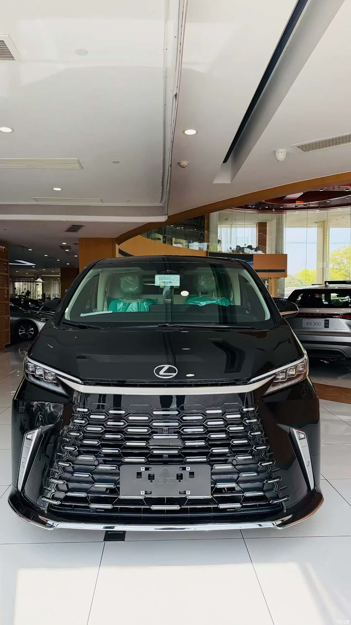Lexus LM, 2025 1