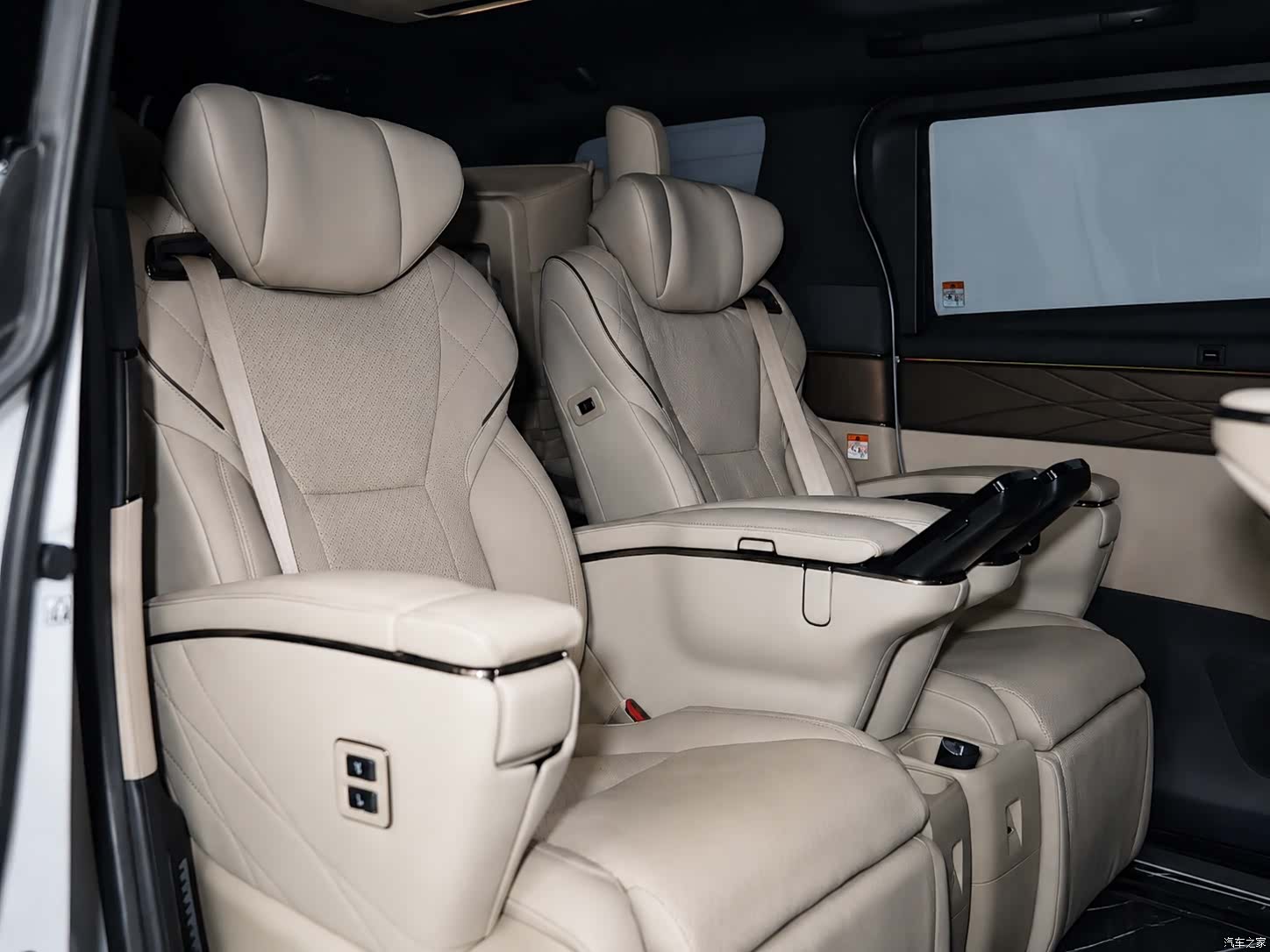 Toyota Alphard, 2024 16