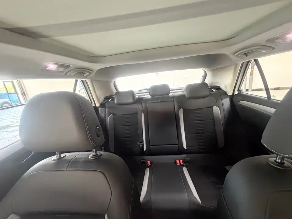 Volkswagen T-ROC exploring Songs