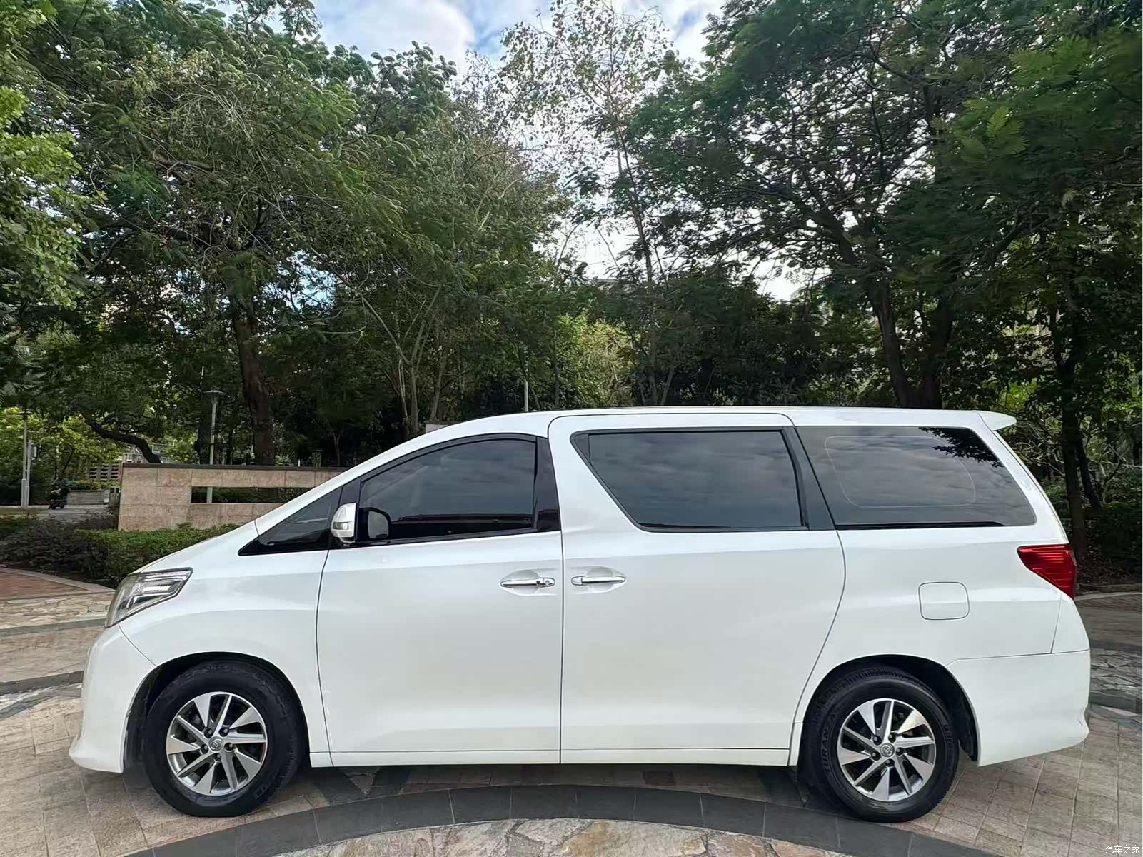 Toyota Alphard, 2014 4