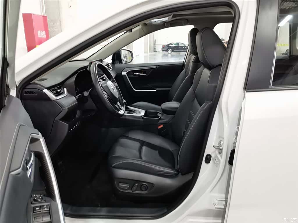 Toyota RAV4, 2024 10