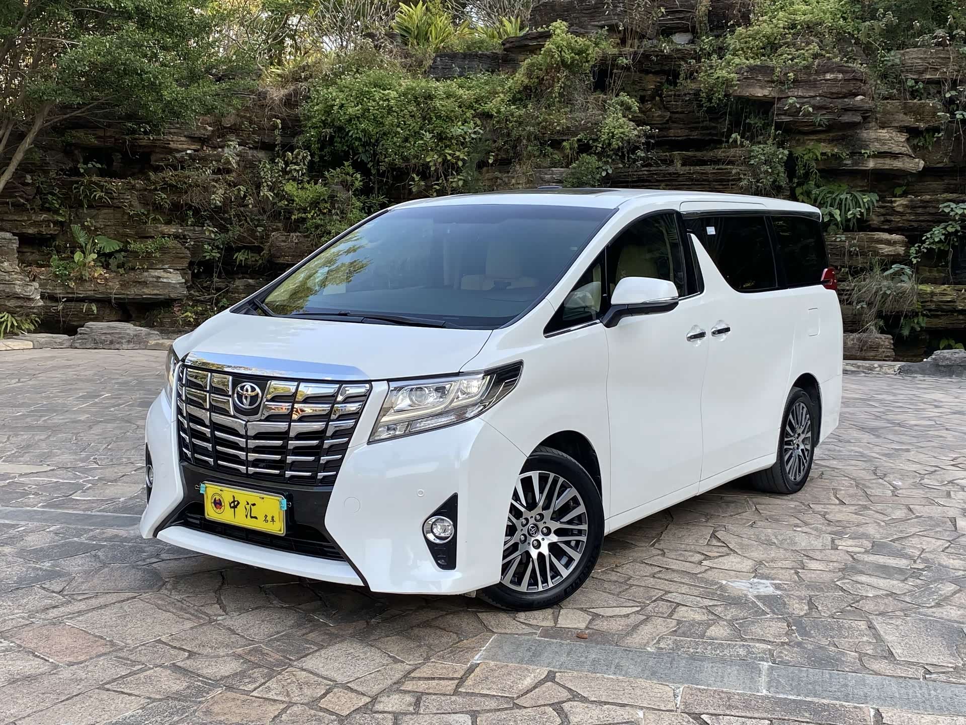 Toyota Alphard, 2015 1