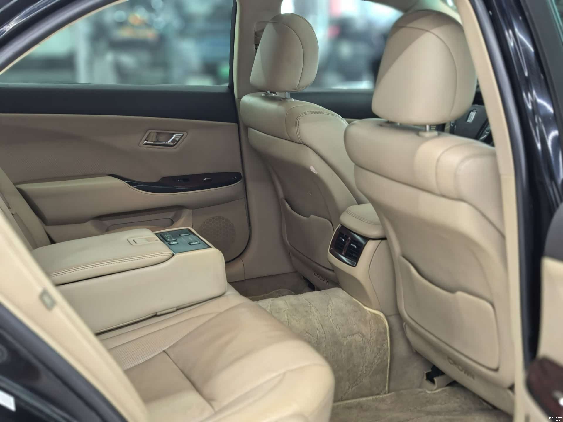 Toyota Crown, 2011 15
