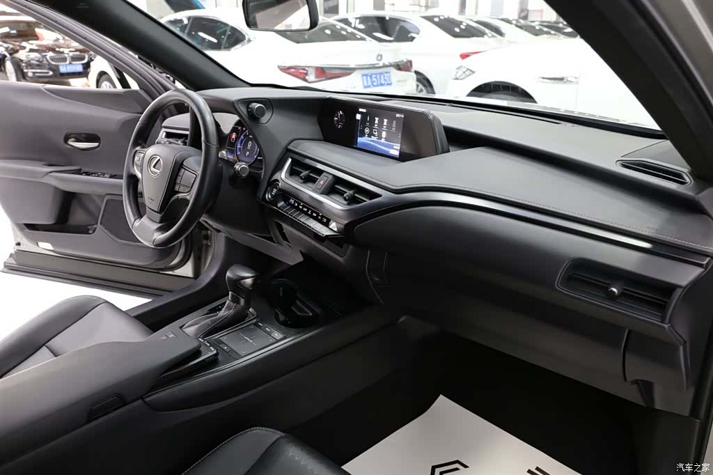 Lexus UX, 2022 15