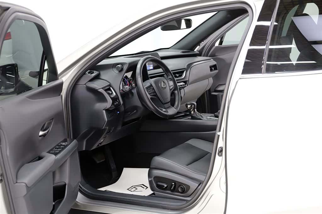Lexus UX, 2022 все фото