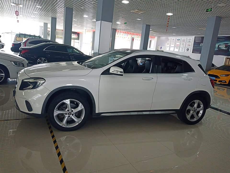 Mercedes-Benz GLA Mercedes-Benz GLA