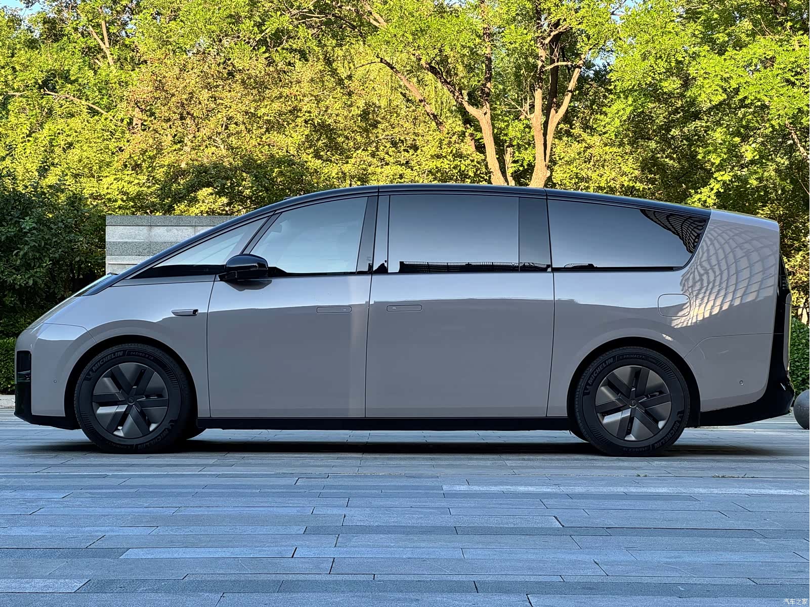 Li Auto MEGA, 2025 3
