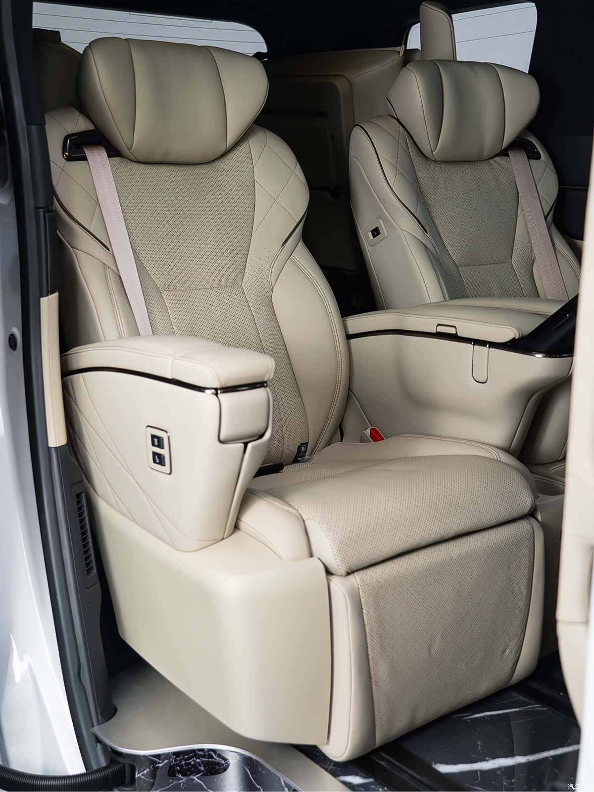 Toyota Alphard, 2024 17