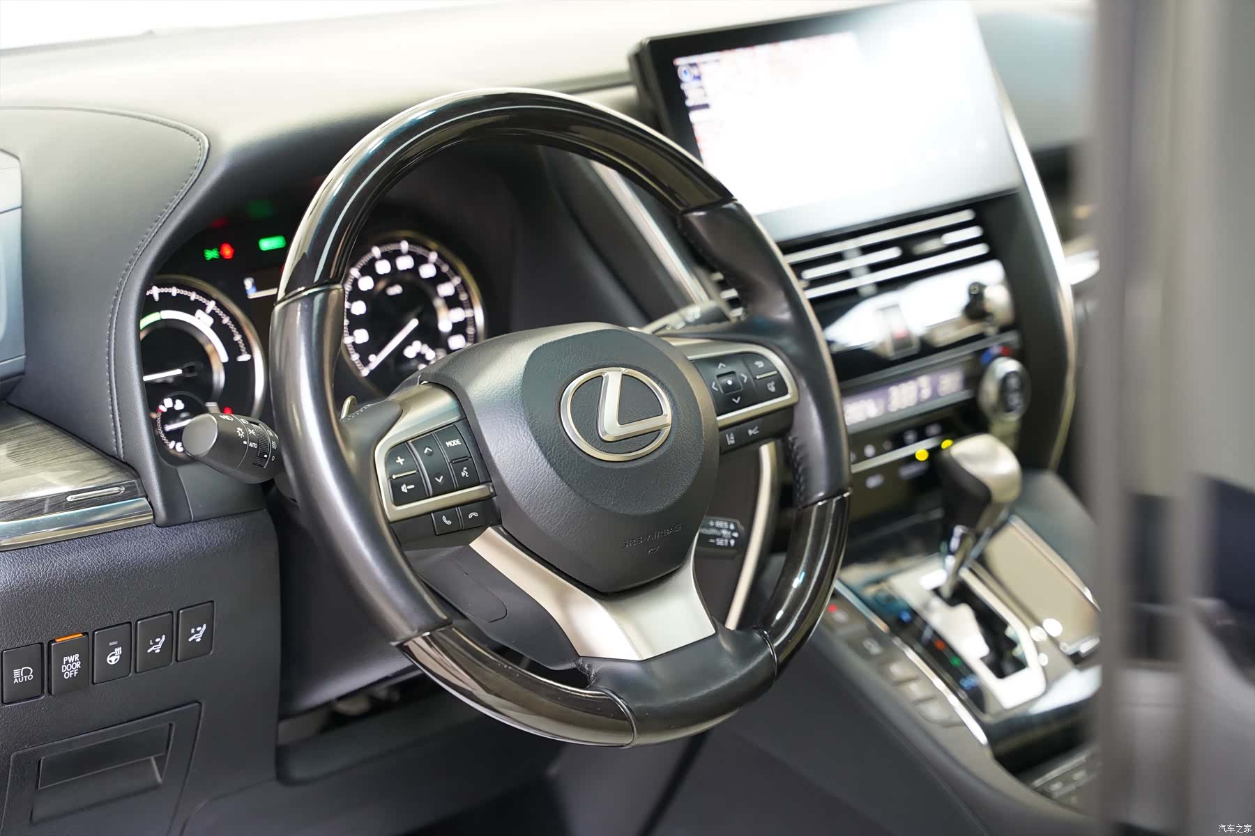 Lexus LM, 2022 13