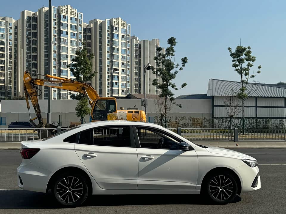 Roewe i5