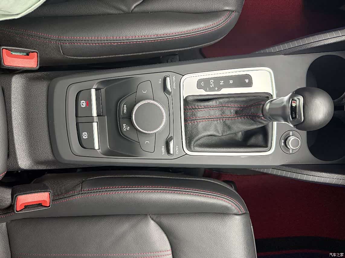 Audi Q2L, 2023 15