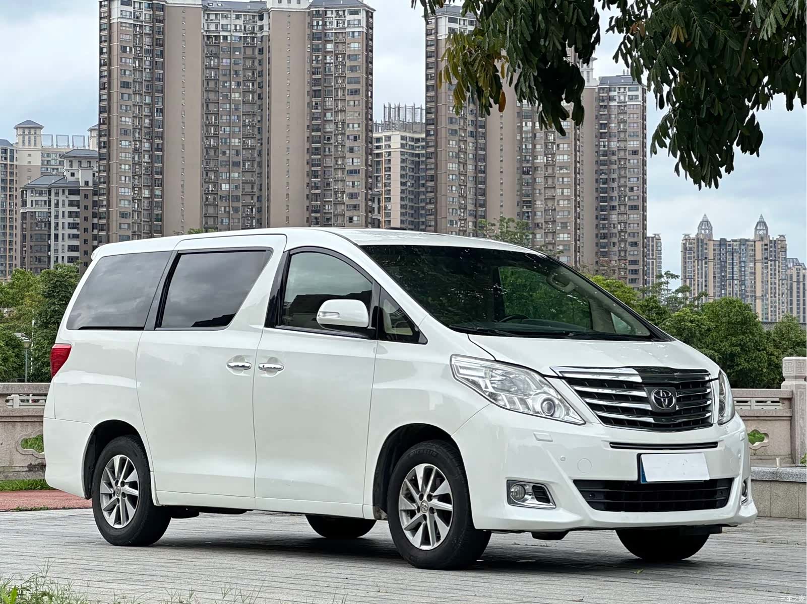 Toyota Alphard, 2014 3