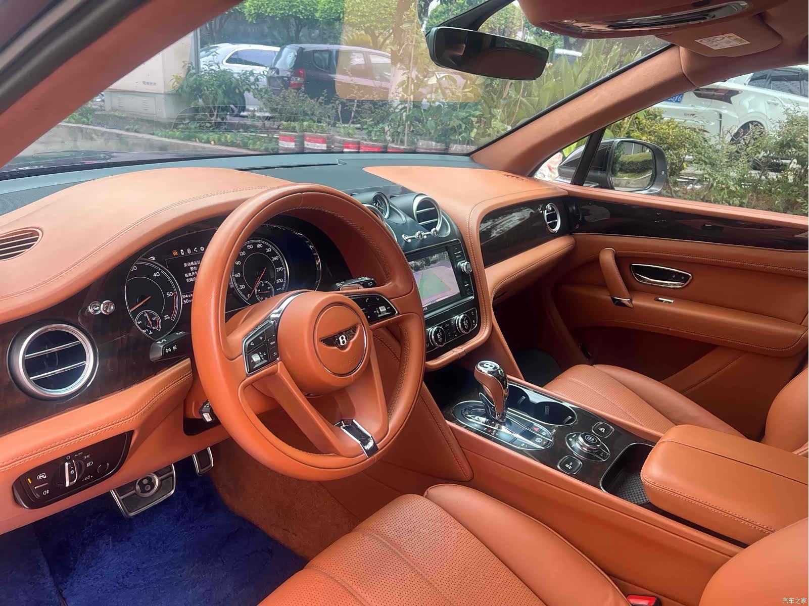 Bentley Bentayga, 2018 9