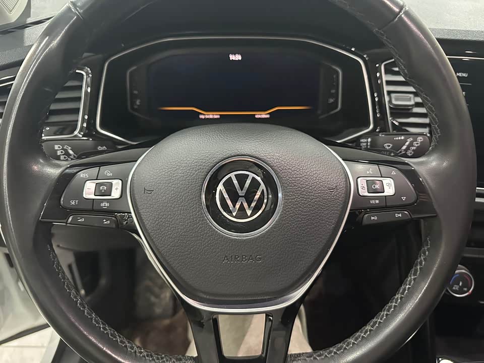 Volkswagen T-ROC exploring Songs