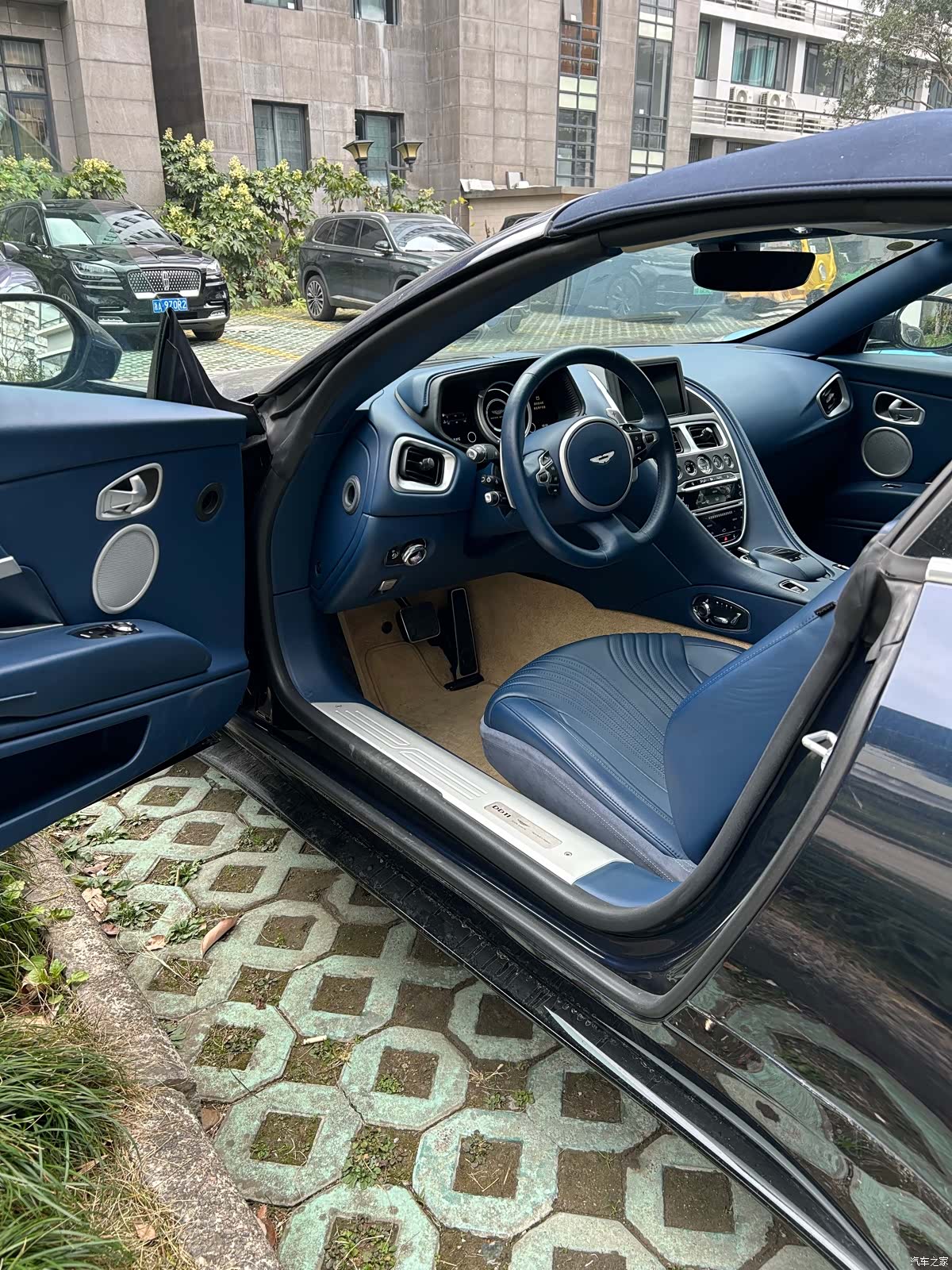 Aston Martin DB11, 2021 2