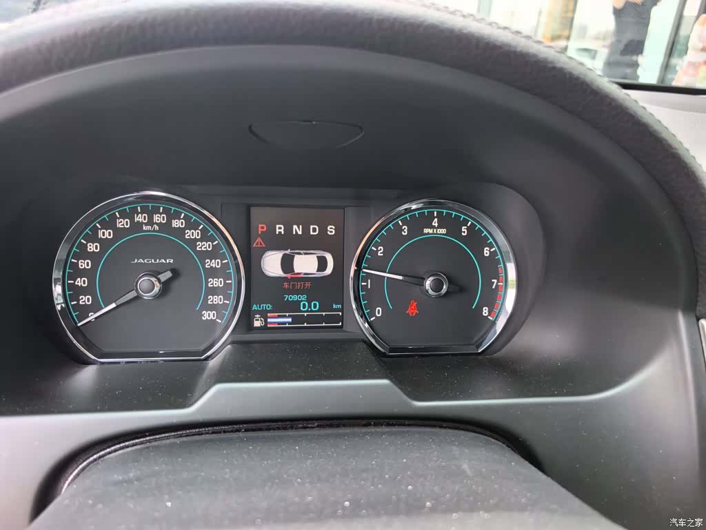 Jaguar XF, 2014 3