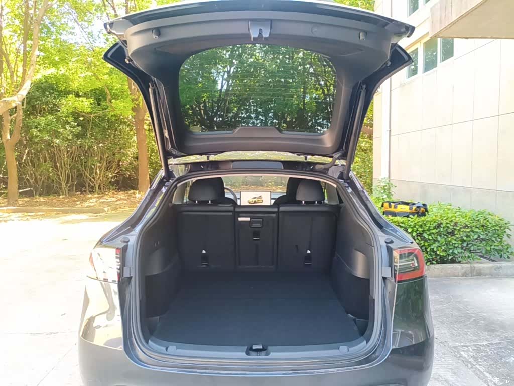 Tesla Model Y, 2024 19
