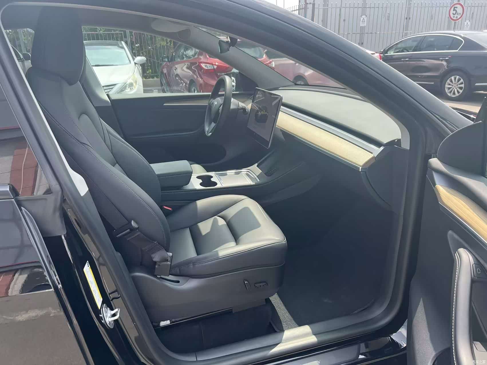 Tesla Model Y, 2023 4