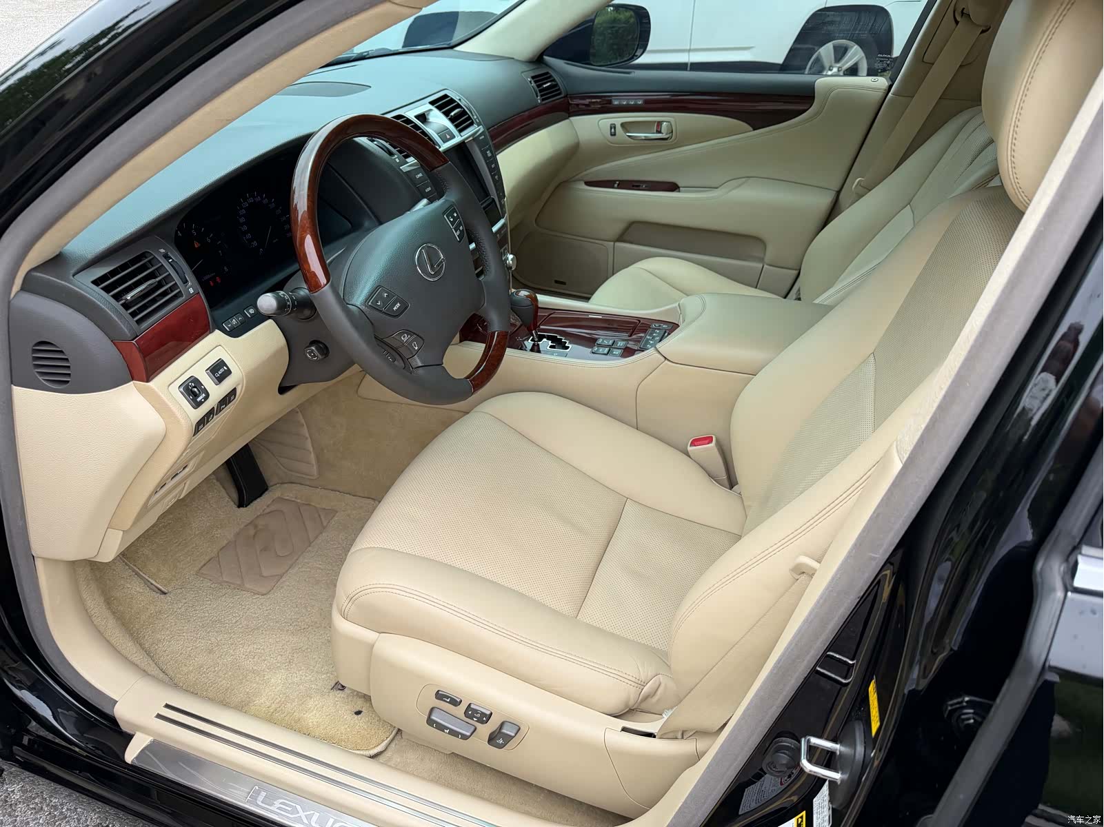 Lexus LS, 2010 4
