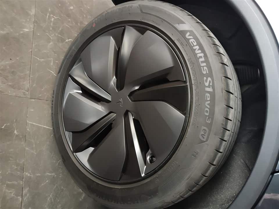 Tesla Model Y Tesla Model Y