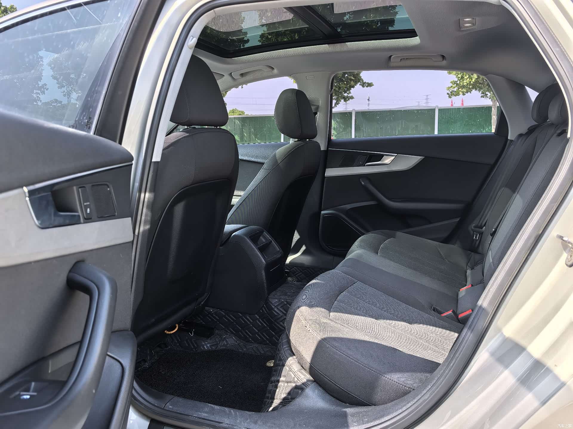 Audi A4L, 2019 все фото
