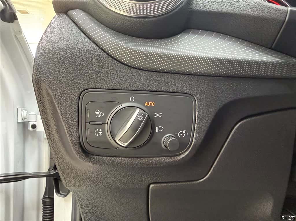 Audi Q2L, 2023 9
