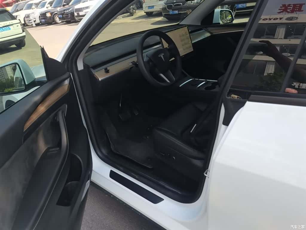 Tesla Model Y, 2023 15