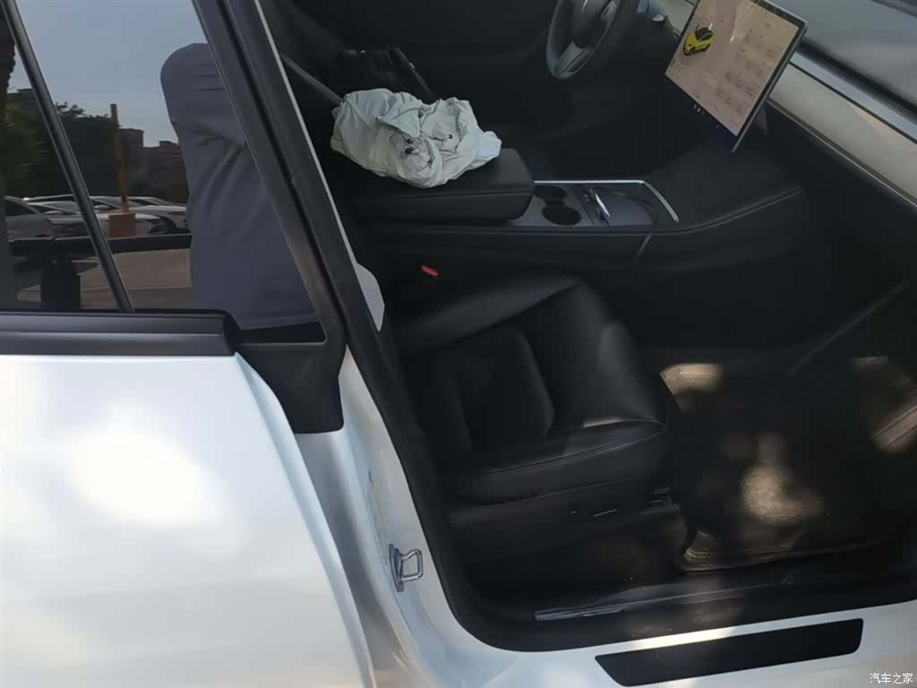 Tesla Model Y, 2023 25