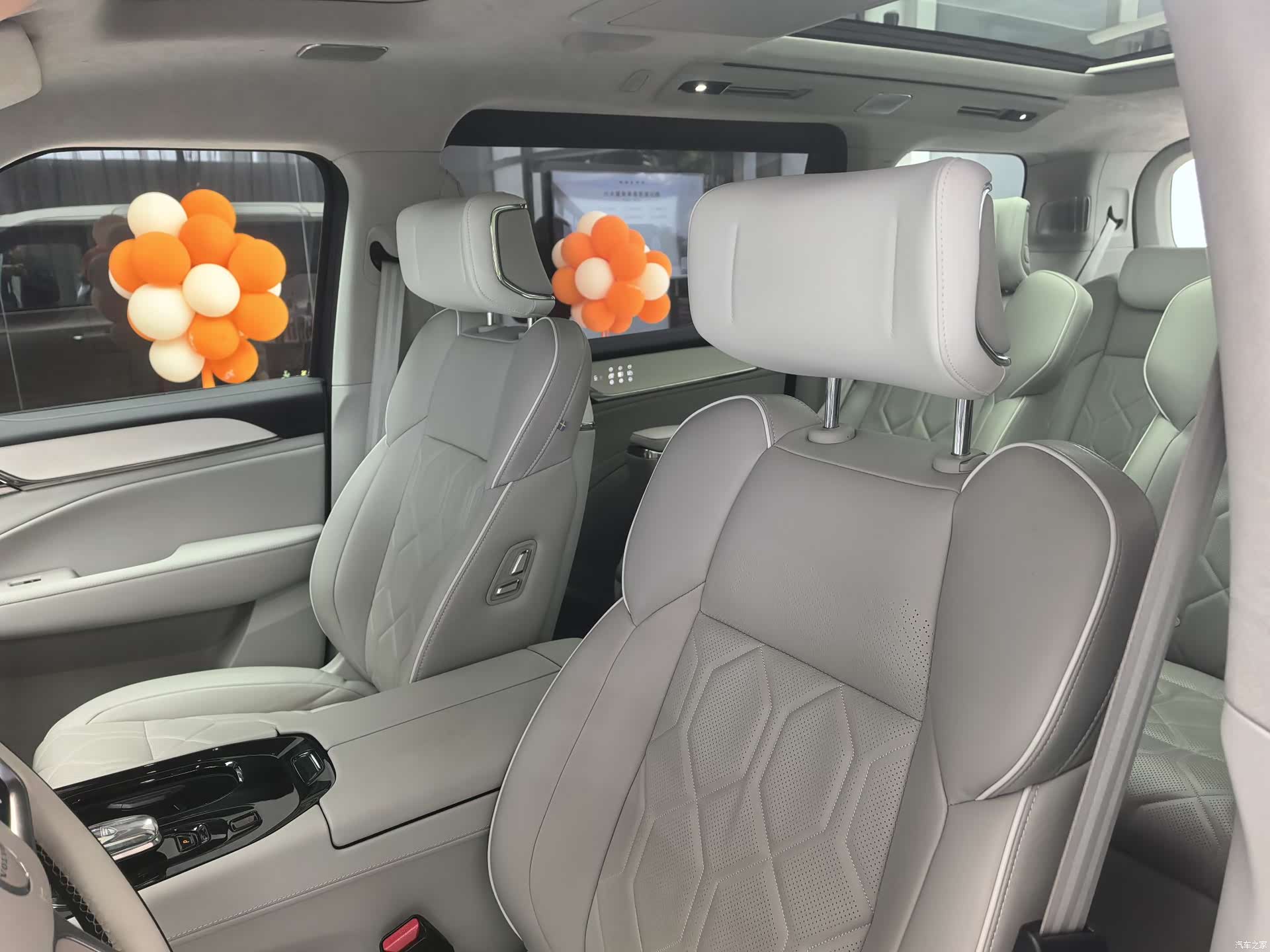 Volvo EM90, 2024 все фото