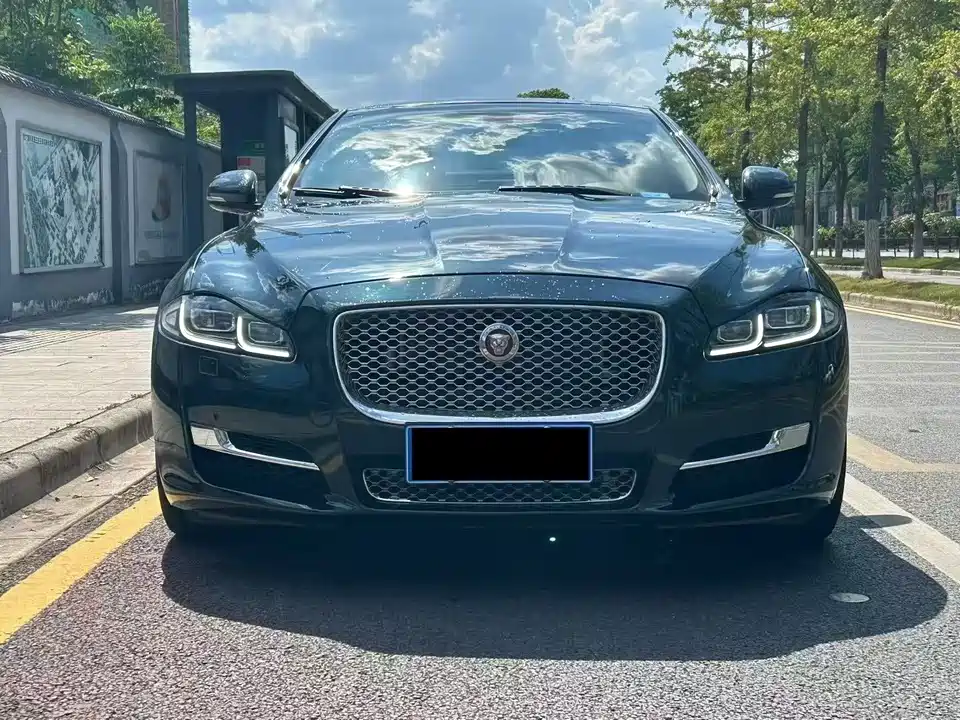 Jaguar XJ