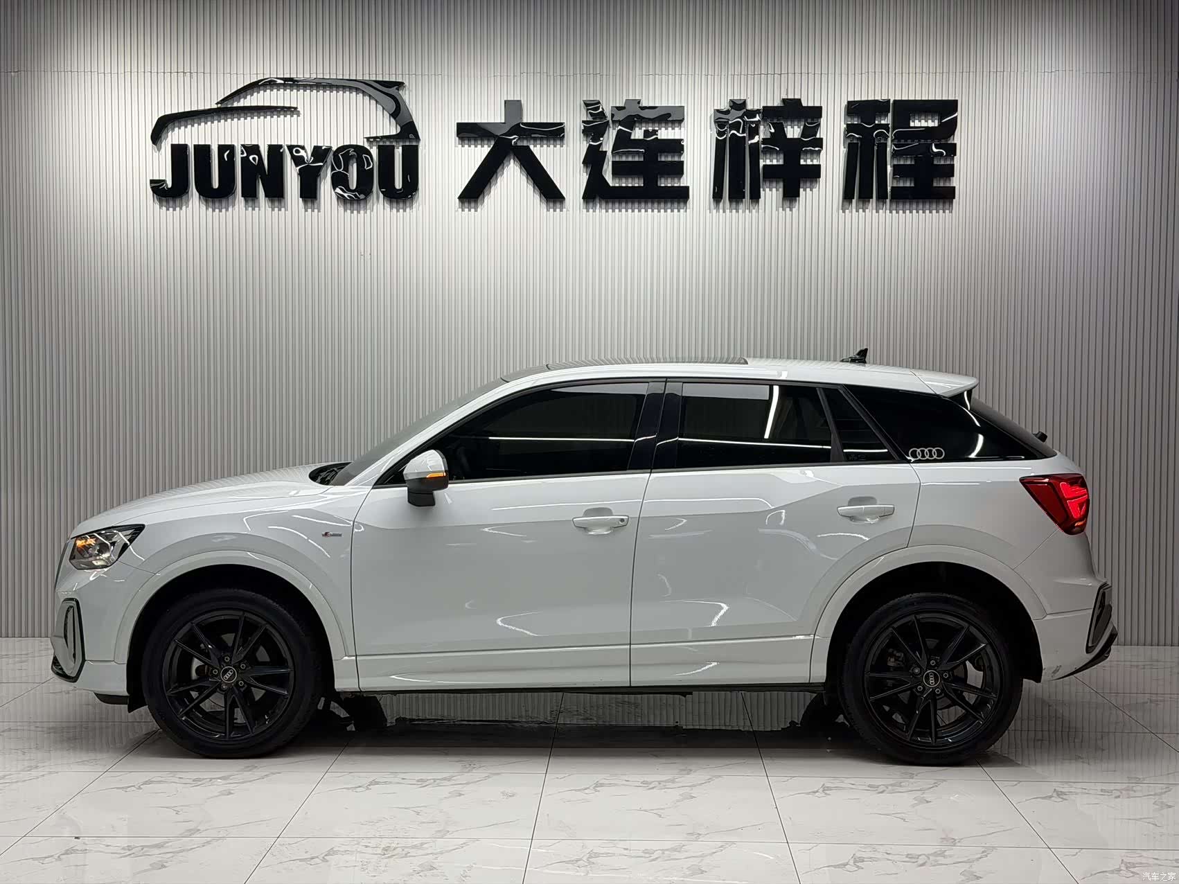 Audi Q2L, 2023 8