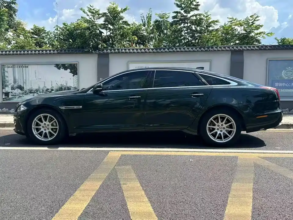 Jaguar XJ