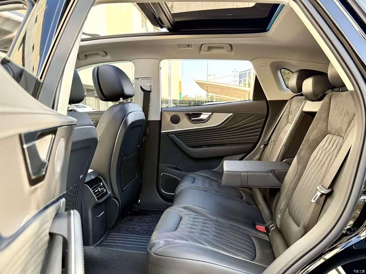 Hongqi HS5, 2024 7