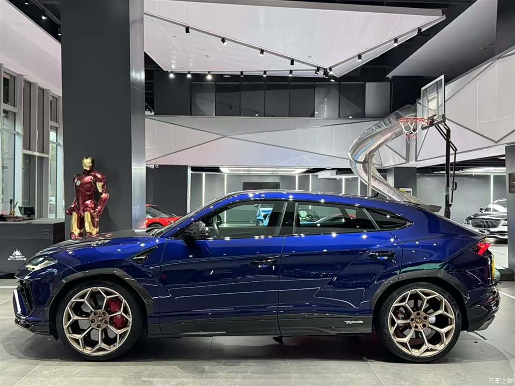 Lamborghini Urus, 2023 4