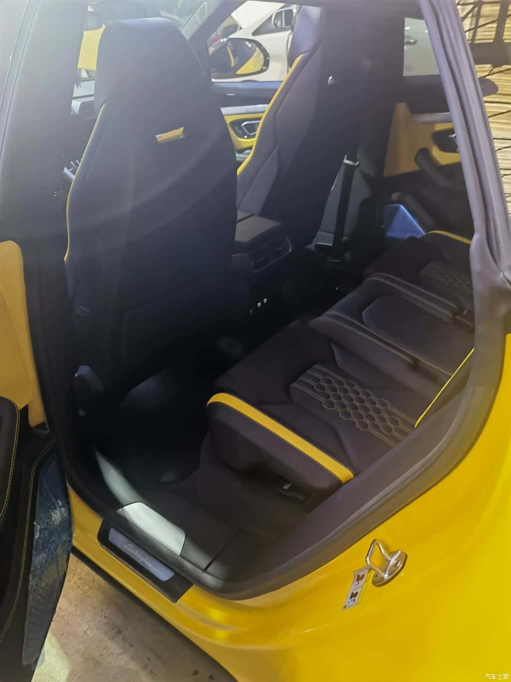 Lamborghini Urus, 2023 3