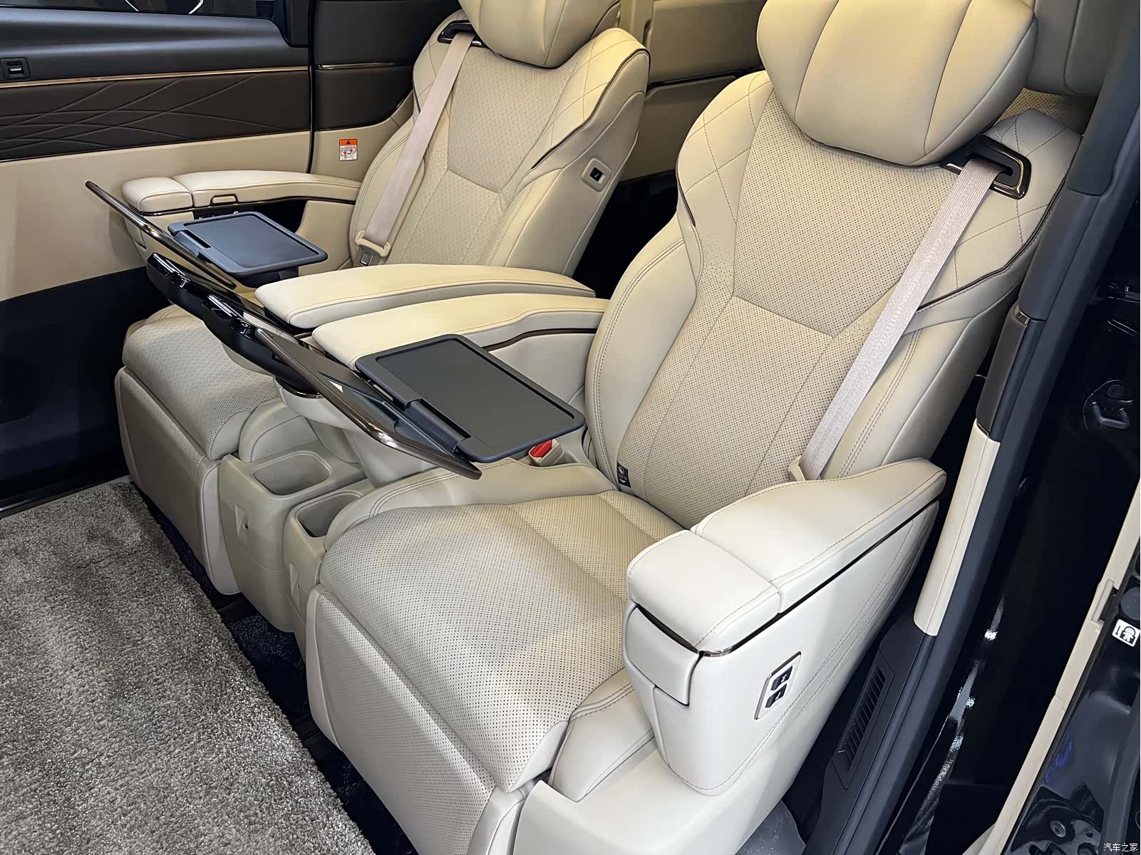 Toyota Alphard, 2025 12