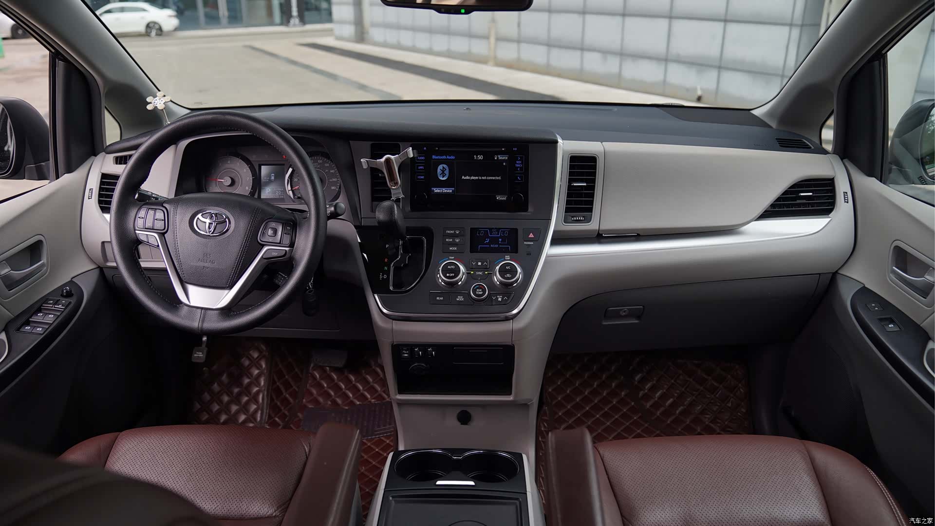 Toyota Sienna, 2017 все фото