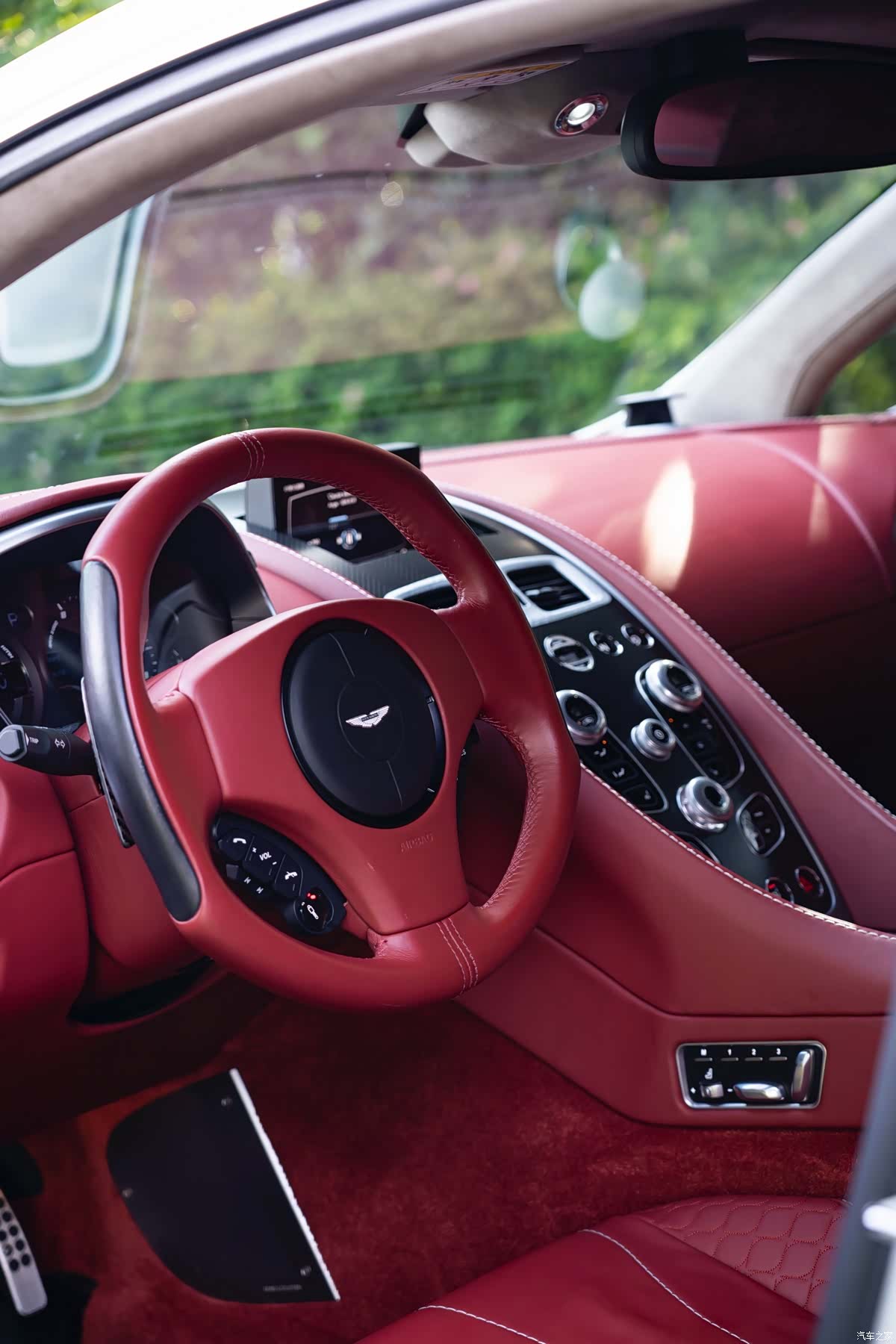 Aston Martin Vanquish, 2014 11