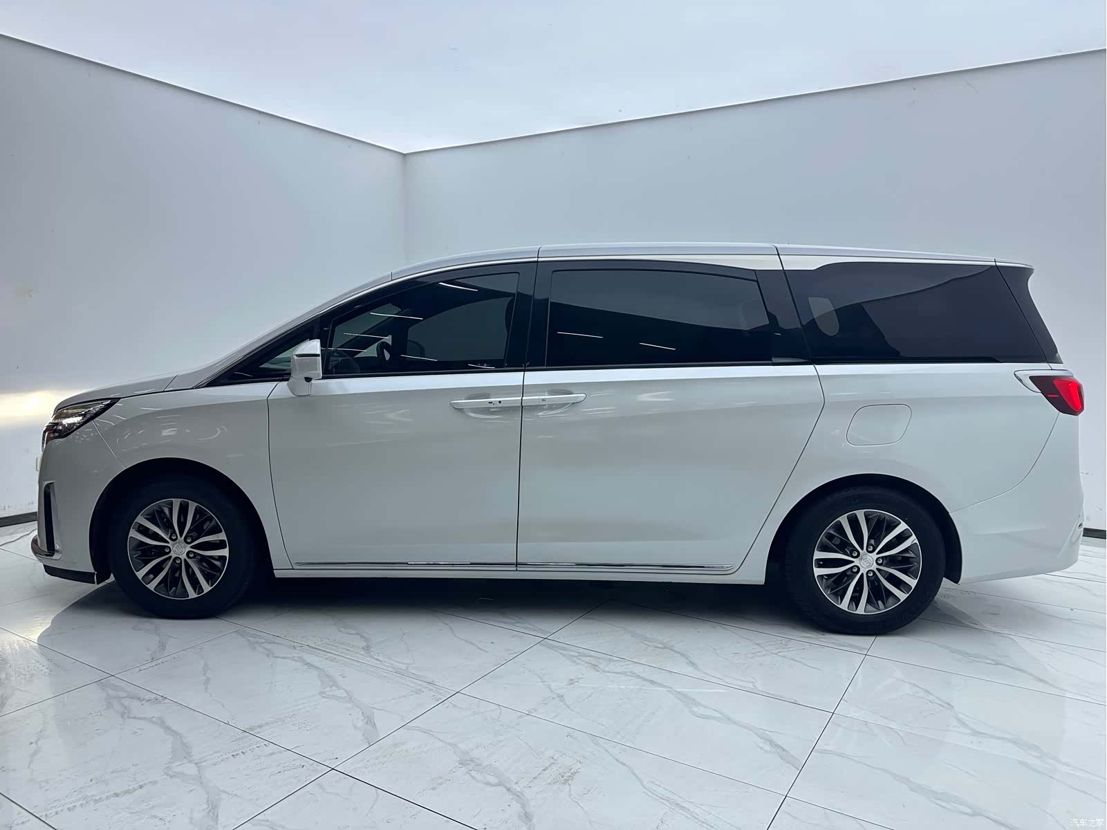 Buick GL8, 2023 3