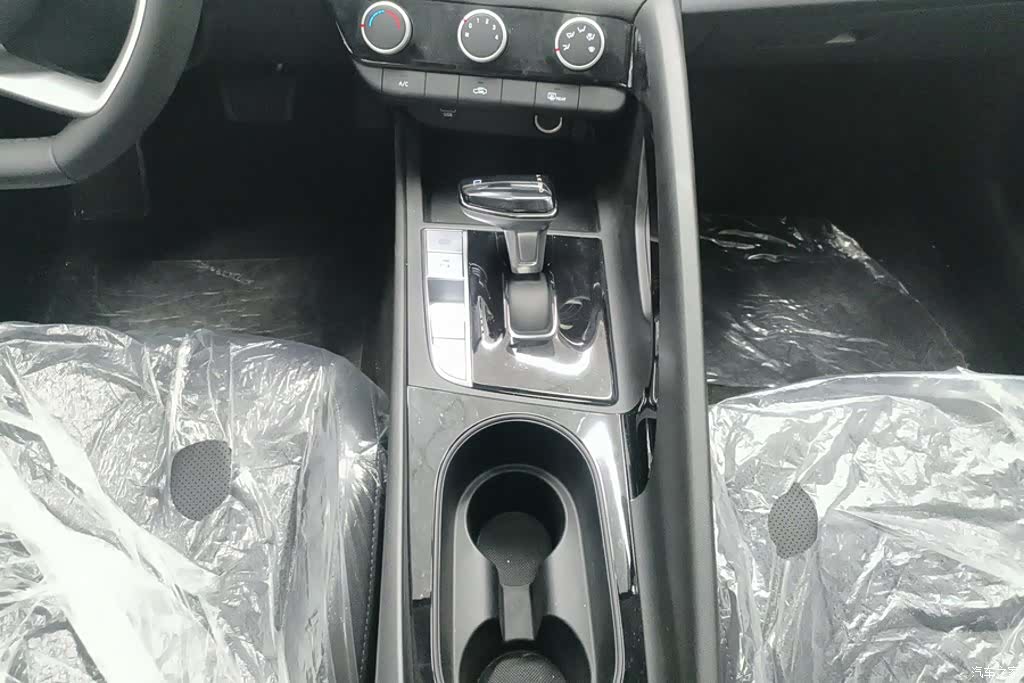 Hyundai Elantra, 2025 16