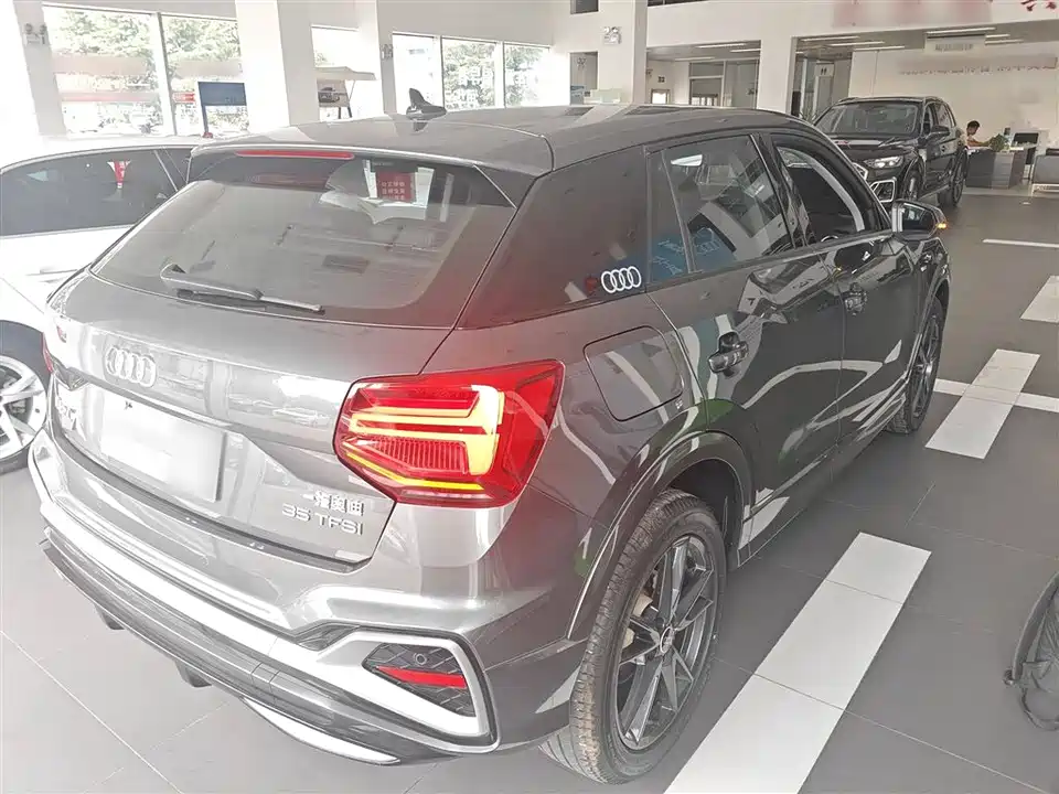 Audi Q2L