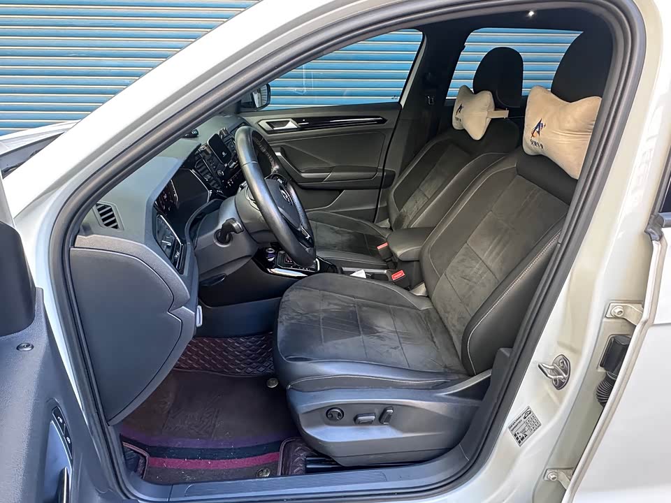 Volkswagen T-ROC exploring Songs