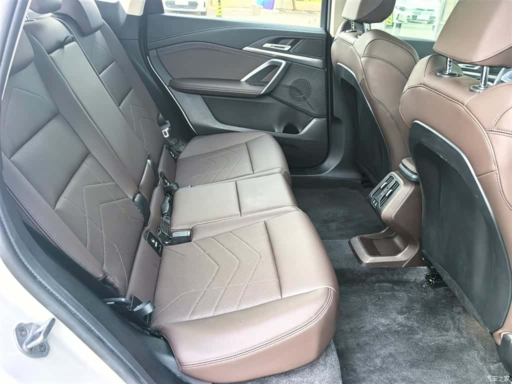 BMW iX1, 2025 13