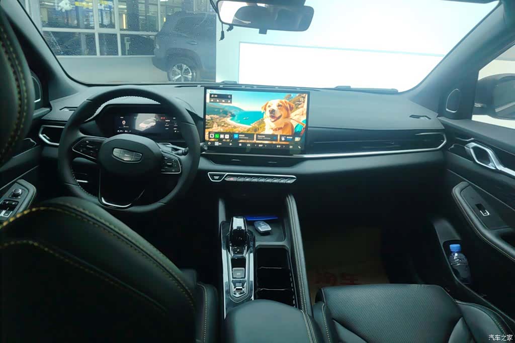 Geely Coolray, 2025 12