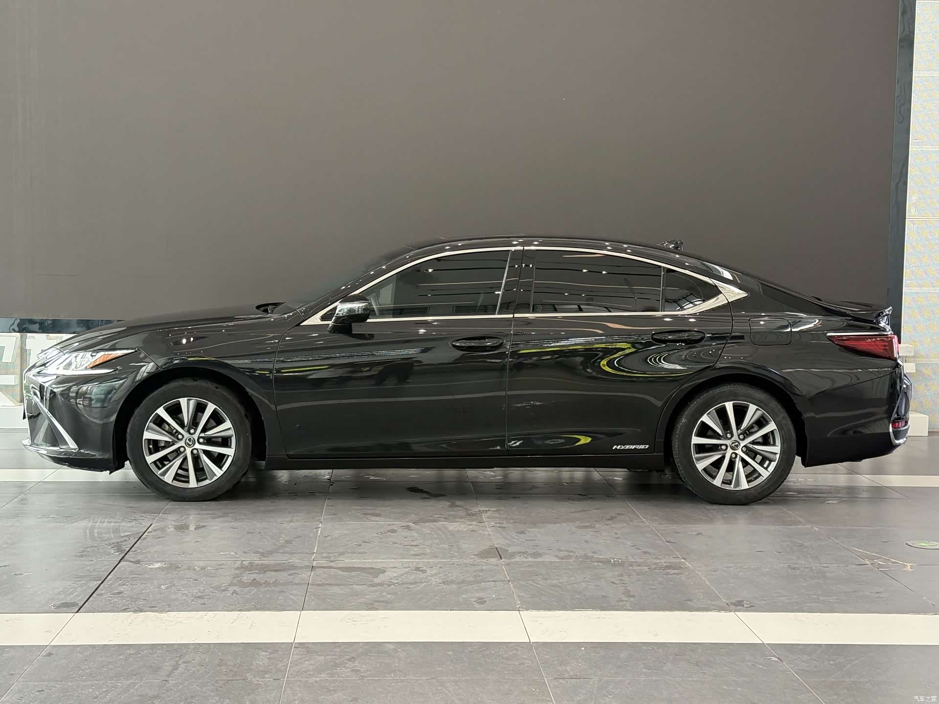 Lexus ES, 2021 все фото