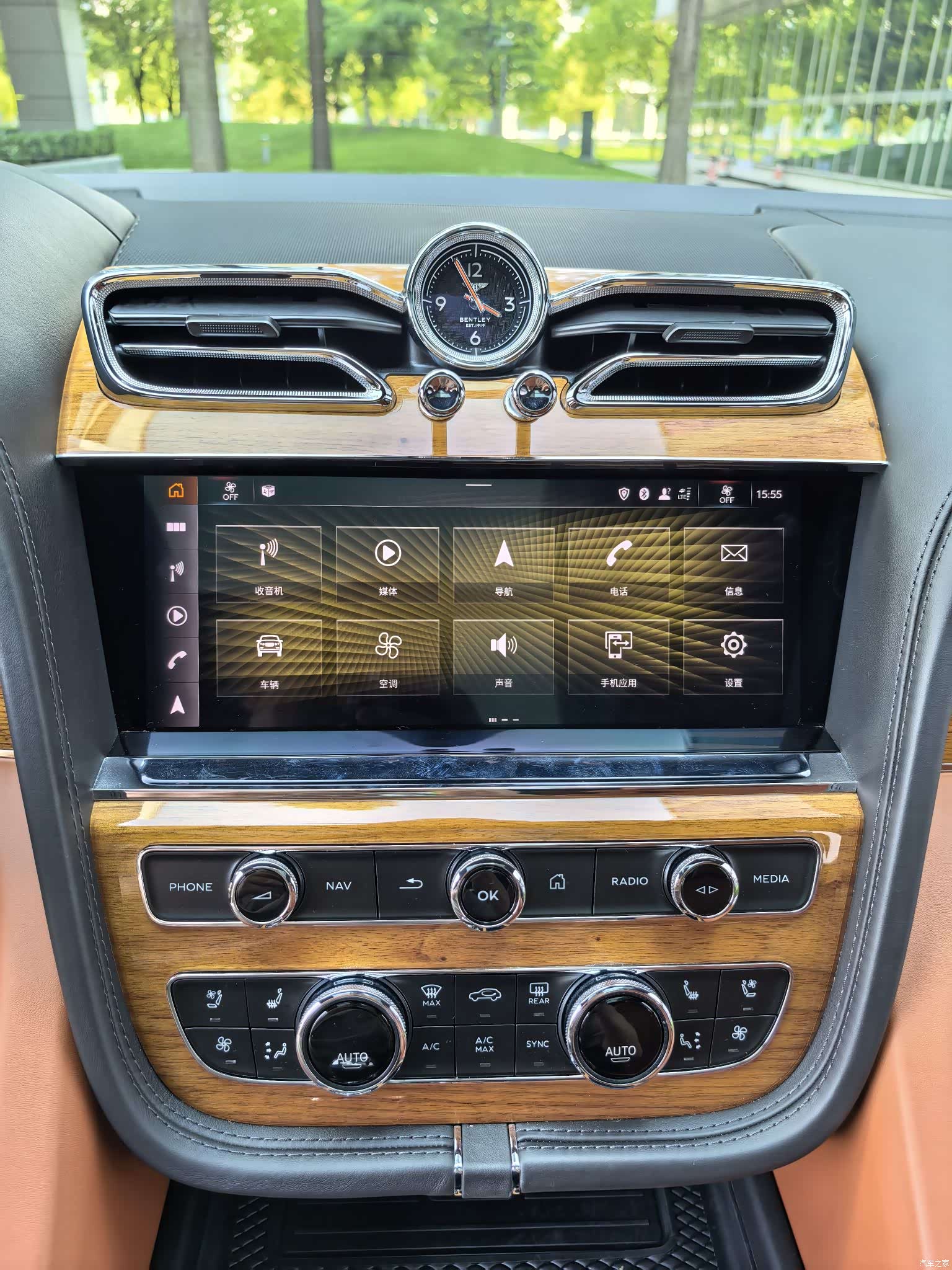 Bentley Bentayga, 2021 14
