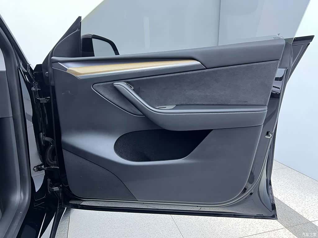 Tesla Model Y, 2021 26