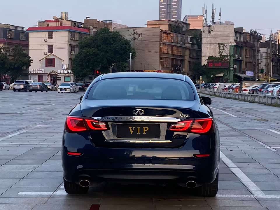 Infiniti Q70